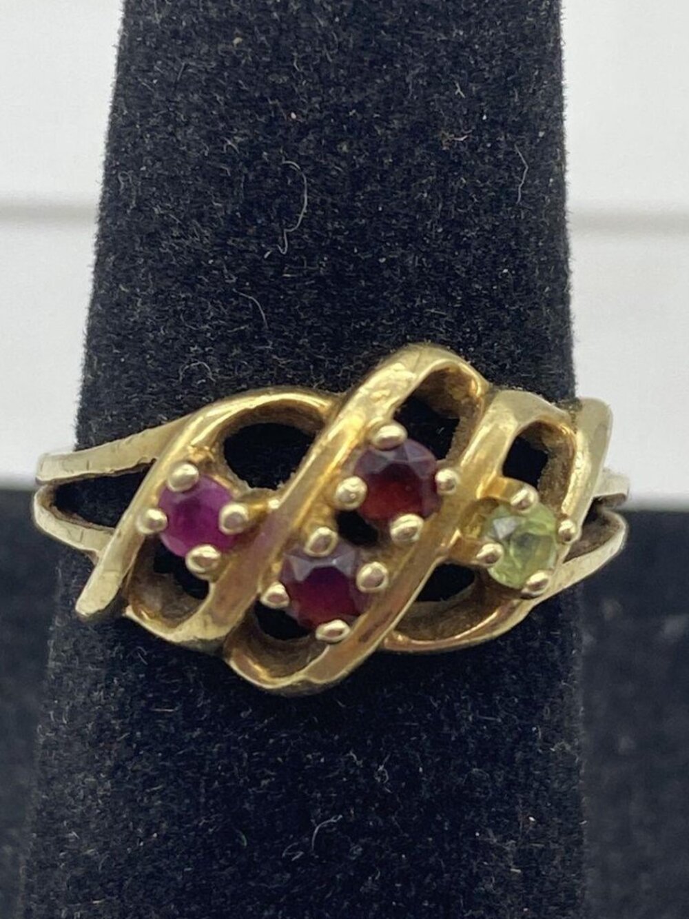 10K Yellow Gold== Citrine,Garnet & Ruby Ring== Size 5 1/4== 2.97grams==tested